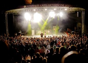 O.S.T.R. w olsztyńskim Amfiteatrze w ramach Bruk Festival 2013 - koncert w obiekcie o bardzo dobrych warunkach technicznych (fot. Karolina Wolf / Plej)
