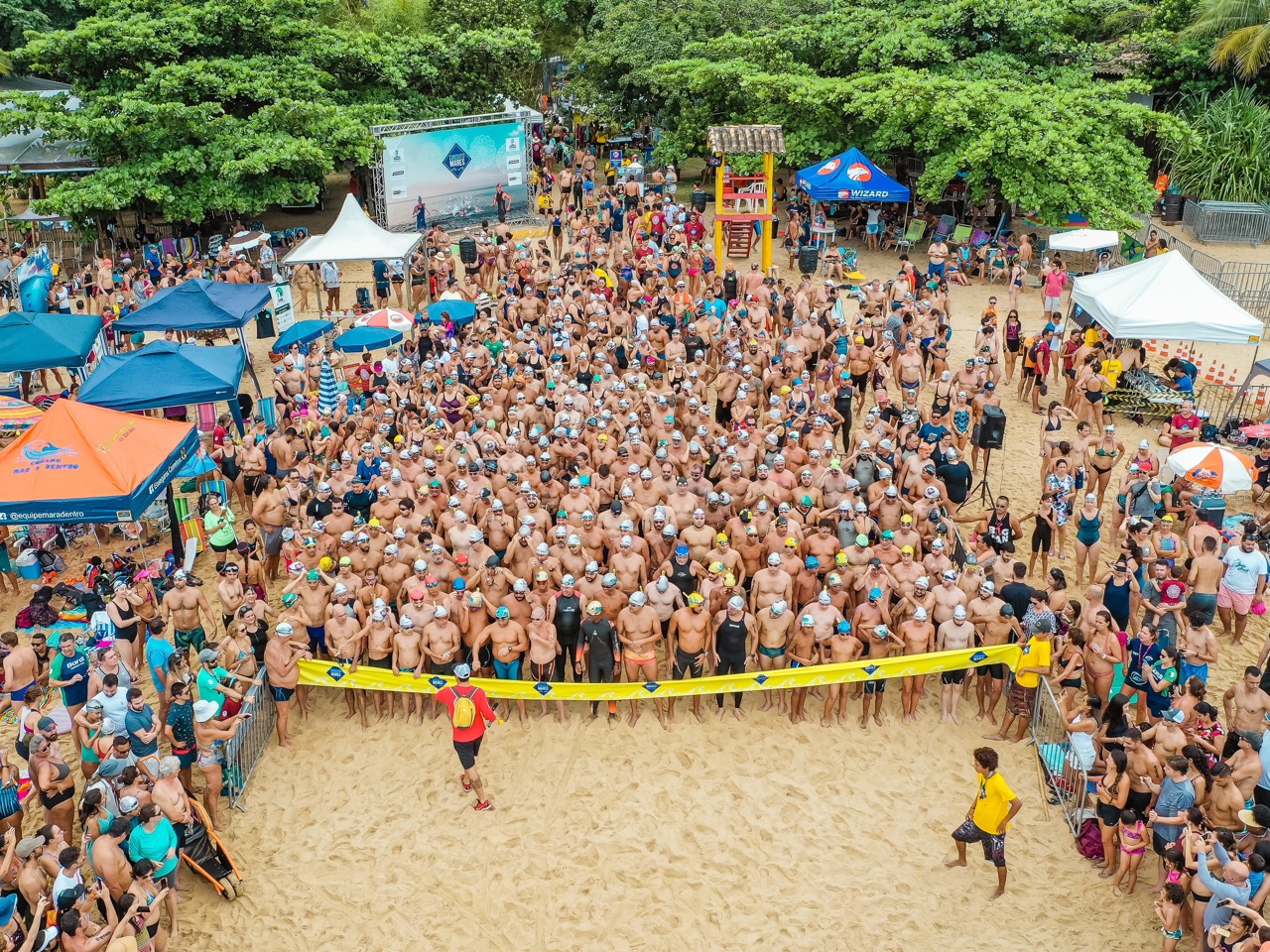 Organizacja imprez sportowych kurs - ludzie na plaży, zawody pływackie