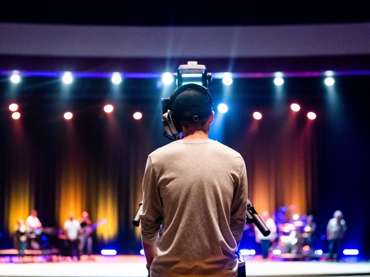 Praktyczna organizacja wydarzeń mężczyzna patrzący na scenę reżyser wydarzenia